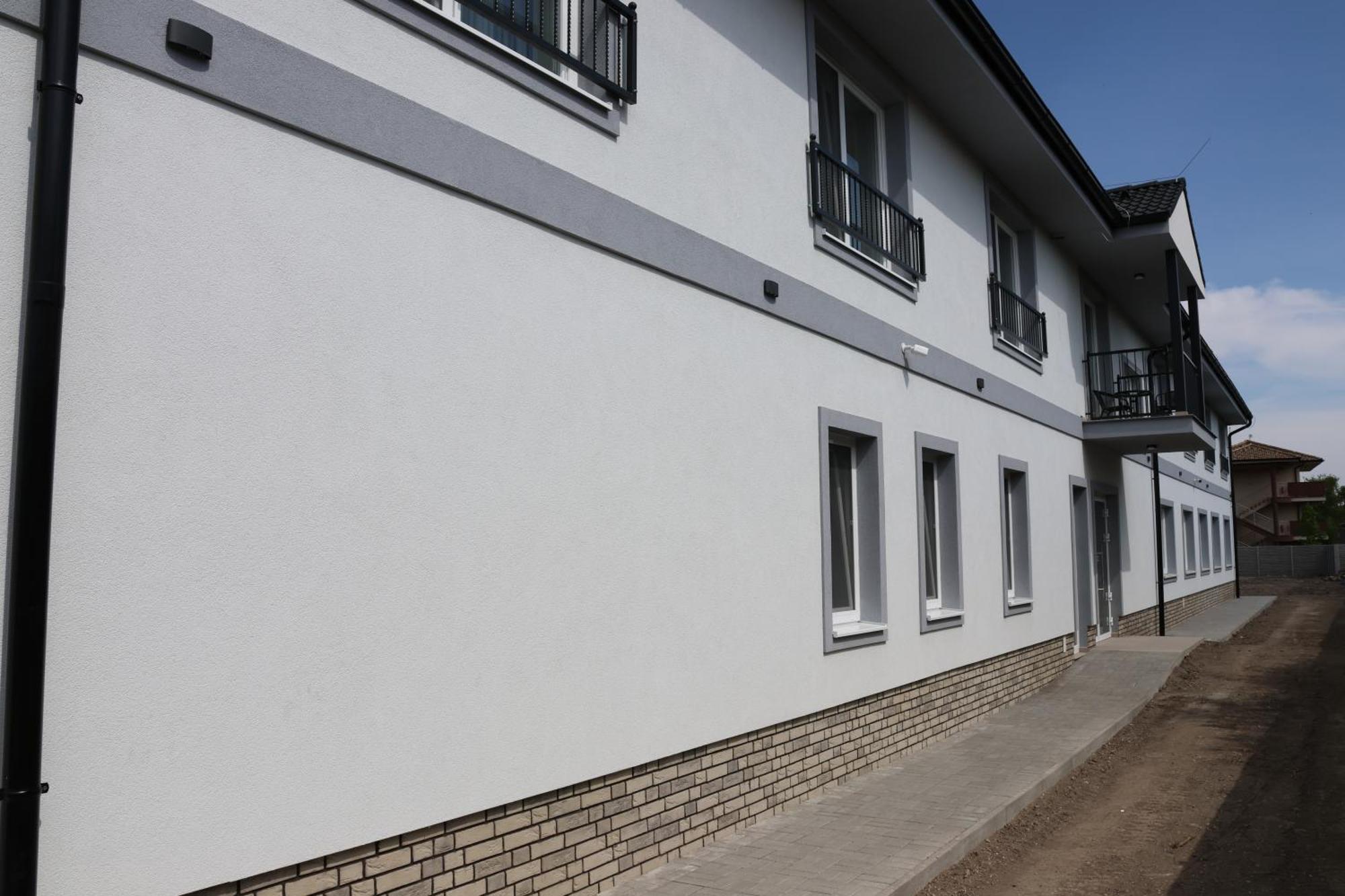 ホテル Zafir Dunajská Streda エクステリア 写真